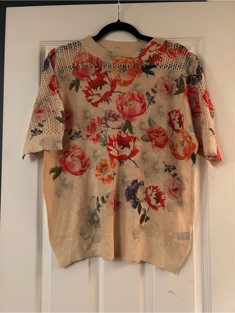 Floral Knit Short Sleeve Sweater in Beige with Red & Pink Blooms